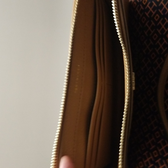Tory Burch Mercer Pebbled Leathe zip top Crossbody - Picture 4 of 6